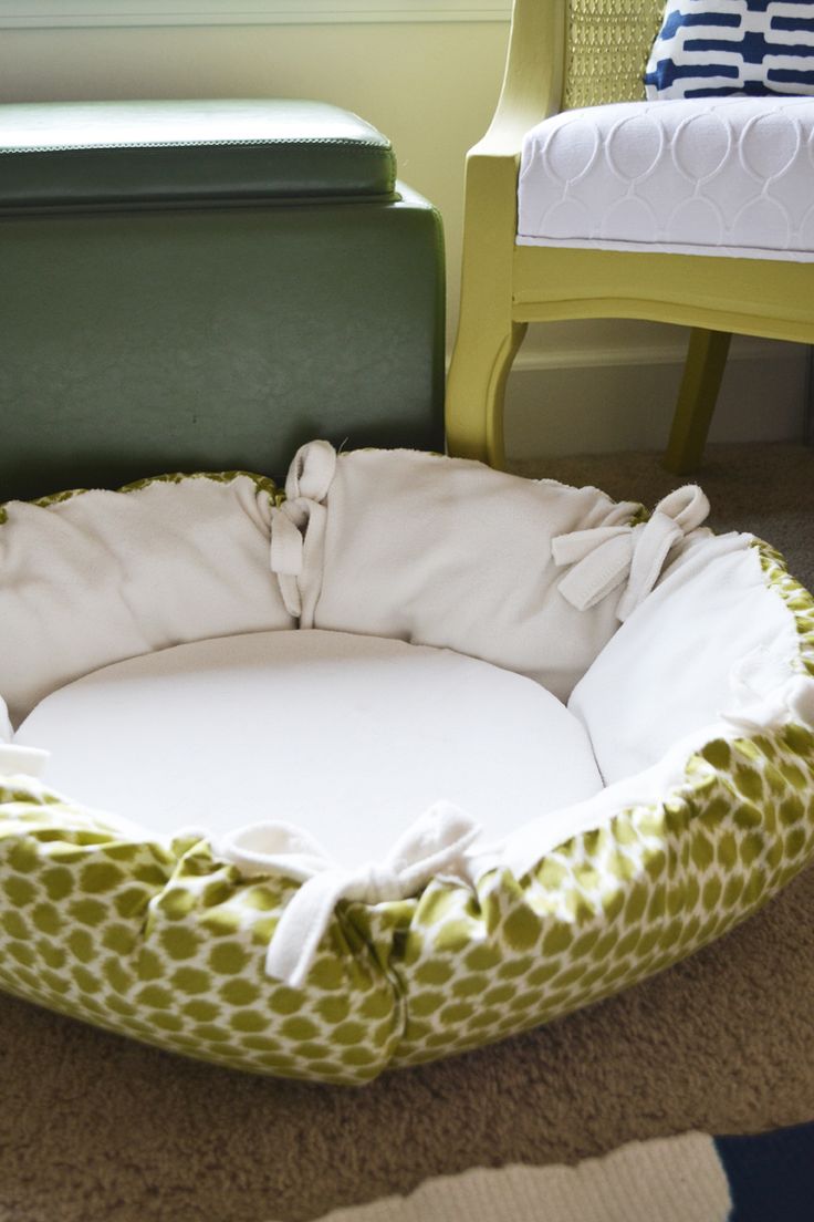 A simple and comfortable round cat bed is all soft and welcoming, your cat will be happy to lie inside