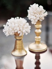 corals on gold stands is a refined and glam idea to decorate your space with a seaside feel