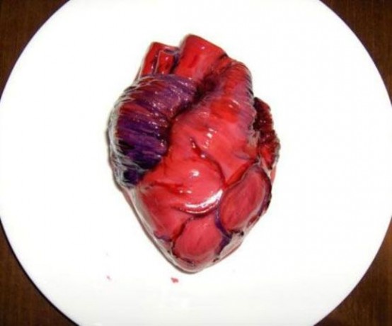 a human heart made of sugar is a very bold and scary Halloween party cake, whatever the theme of this party is