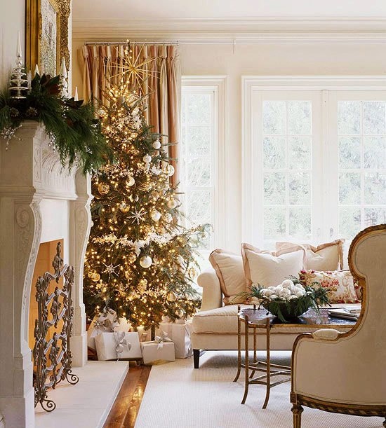 a refined light-colored Christmas living room with a Christmas tree decorated with gold and silver ornaments, with lights and a lush fir branch garland on the mantel