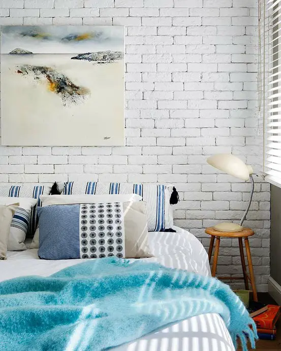 The whitewashed brick wall looks authentically aged and rustic but not too rough. Perfect choice for a neat bedroom.
