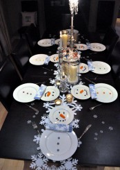 plates and chargers styled as snowmen will make yoru kids’ Christmas table funnier and cooler