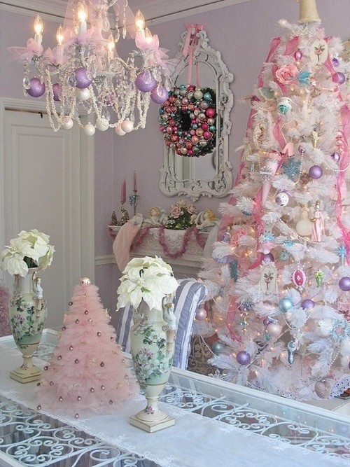 a glam vintage Christmas space done with purple, lilac, pastel pink and blue touches is amazing, lovely and very sweet