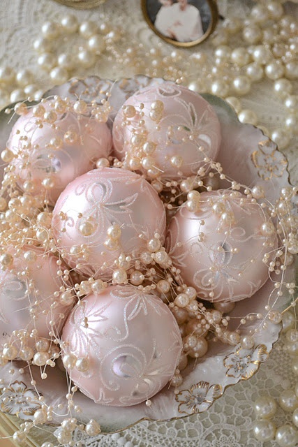a vintage bowl with blush vintage Christmas ornaments and pearls is a gorgeous and refined decoration with a vintage feel