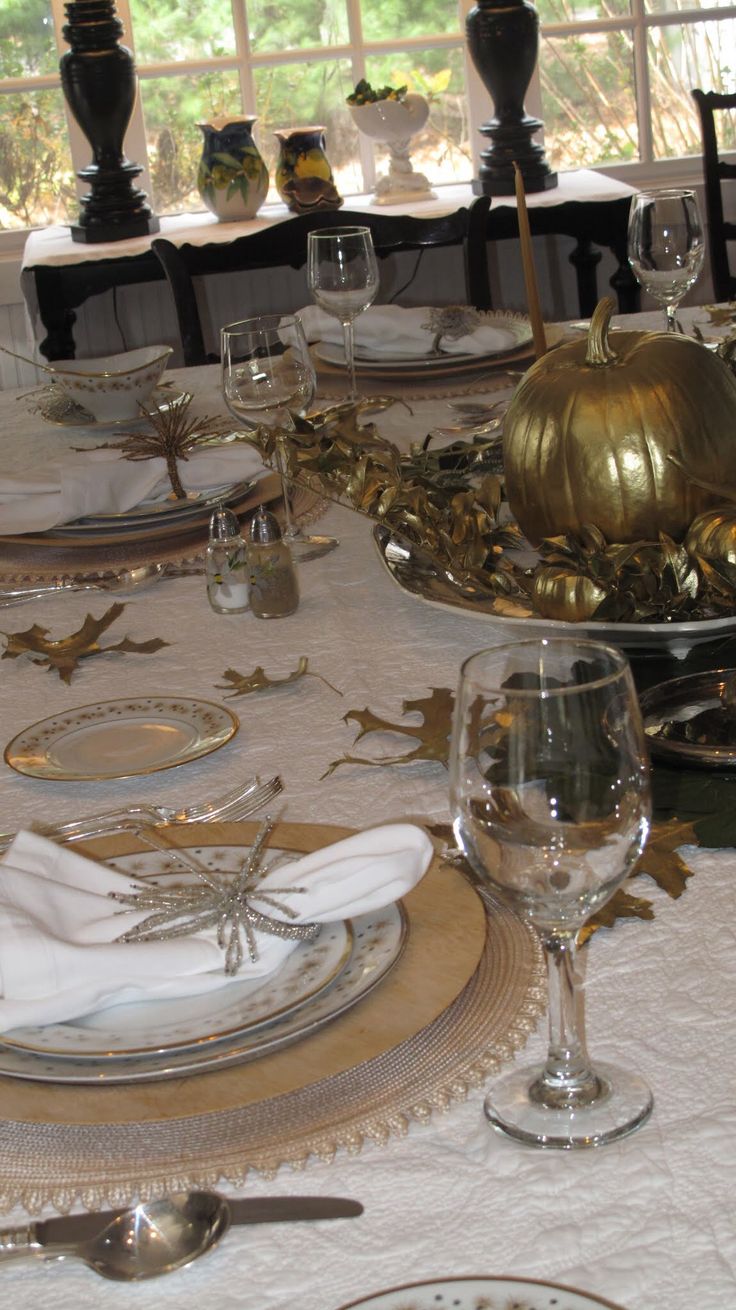 Gilded leaves and pumpkins, gold chargers and plates for a chic and refined vintage inspired Thanksgiving tablescape