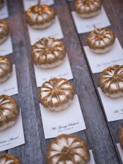 gold pumpkins as place card holders are ideal for Thanksgiving, they can be amazing and very chic