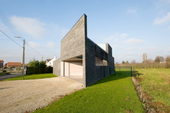 Gray Parallelogram Shaped House – House Kempeneers by Klaarchitectuur