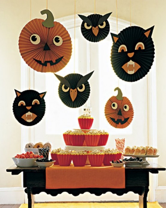classic paper fan decoration for a Halloween party, black cats and pumpkins, are very easy to make