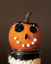 a kids’ Halloween party decoration of a pumpkin with marshmallows can be made quickly, last minute