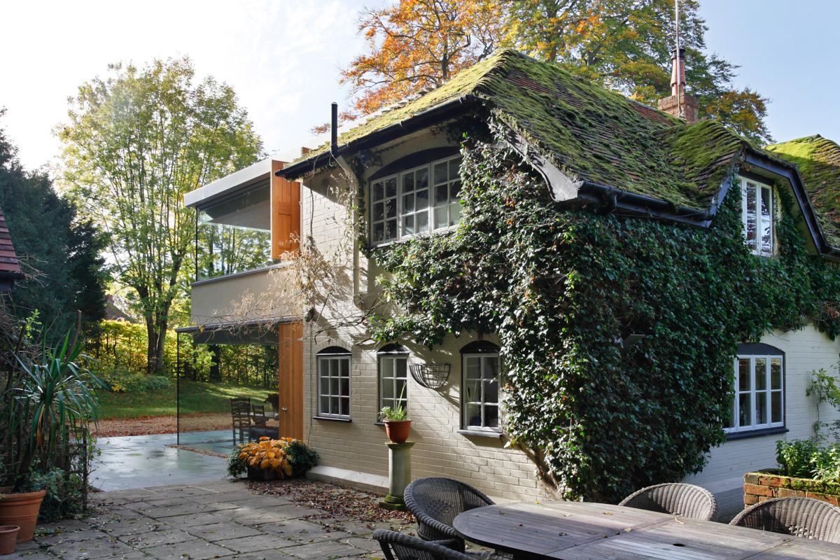 Historical english cottage with a glazed cantilevered extension  12