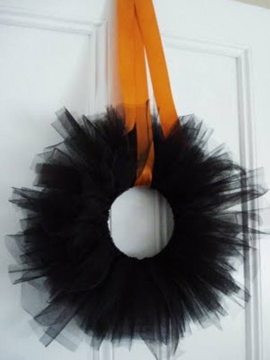 Simple black wreaths looks gorgeous on bright front doors too.