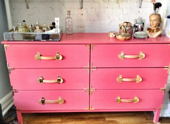 a vintage Tarva revamp in bright pin, with vintage handles and corners brings color and a vintage feel