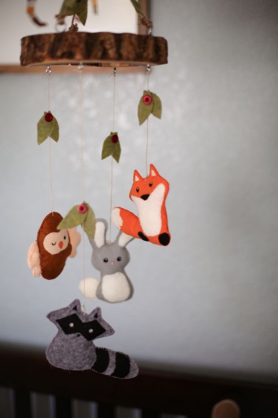 a fun and cool mobile with little felt animals - a fox, a raccoon, a bunny and a bird plus some leaves is a cool idea for a forest-themed nursery