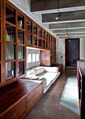 indian-house-with-an-extensive-use-of-concrete-and-reclaimed-wood-2