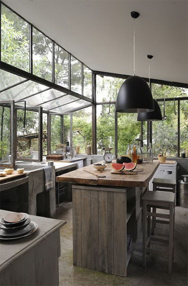 Floor to ceiling windows on this kitchen fill it with natural light. Cooking there must be a pleasure.