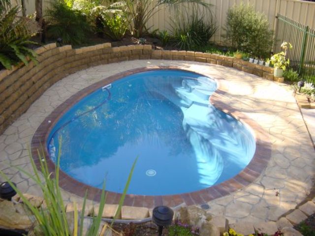 Kidney shaped outdoor plunge pool
