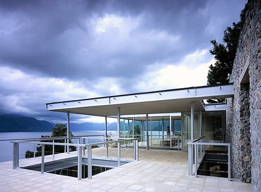 Chilean Box of Glass and Steel to Admire The Nature Around – Lakeside House