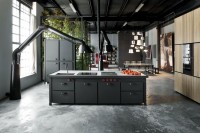 milan-industrial-loft-with-dark-industrial-metals-in-decor-4