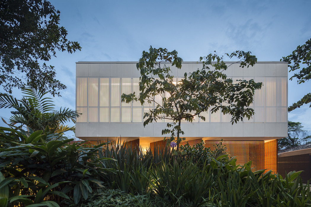 Minimalist concrete casa branca in the tropics  15