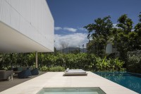 minimalist-concrete-casa-branca-in-the-tropics-2