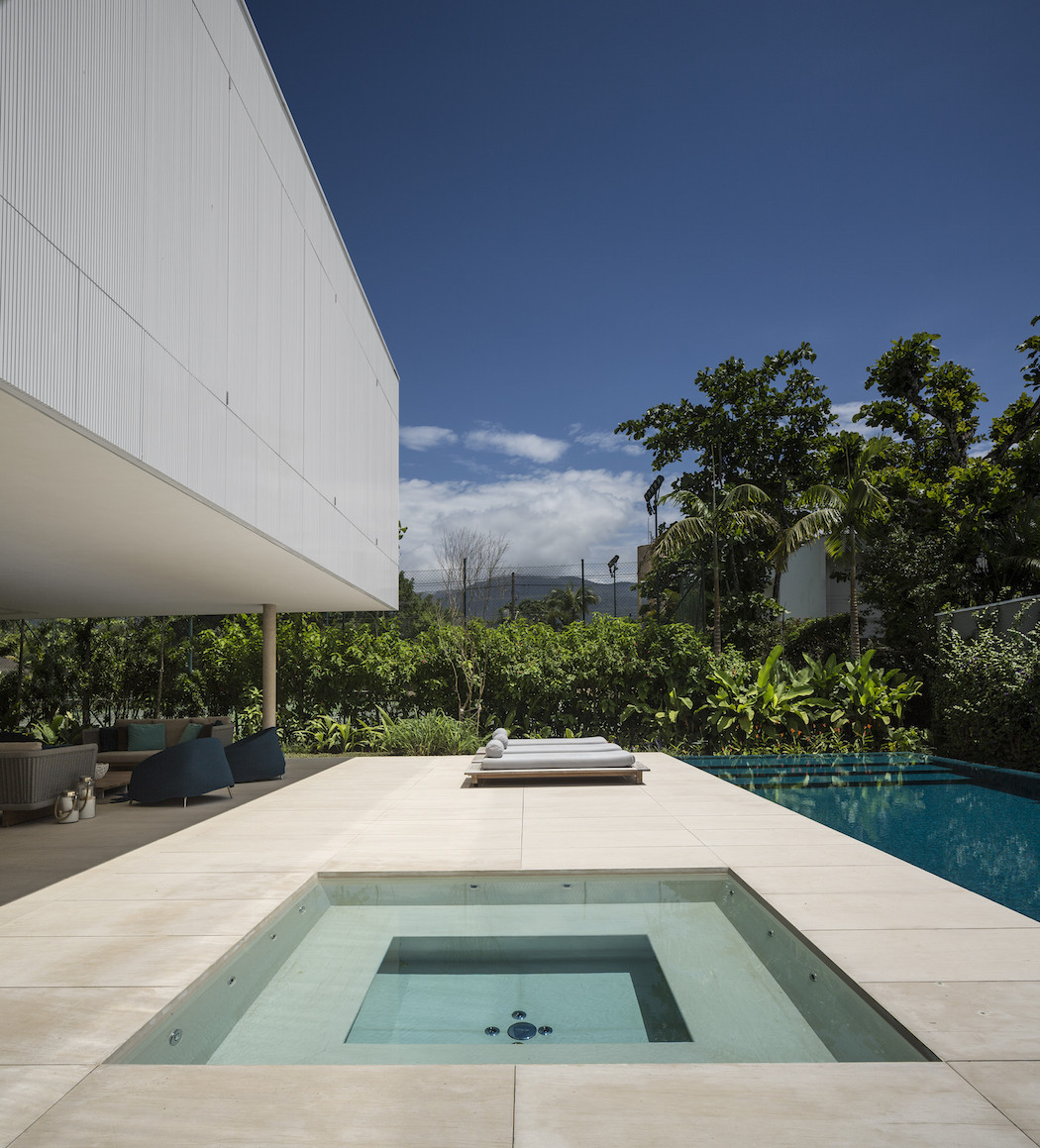 Minimalist concrete casa branca in the tropics  2