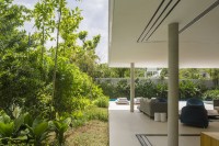 minimalist-concrete-casa-branca-in-the-tropics-3