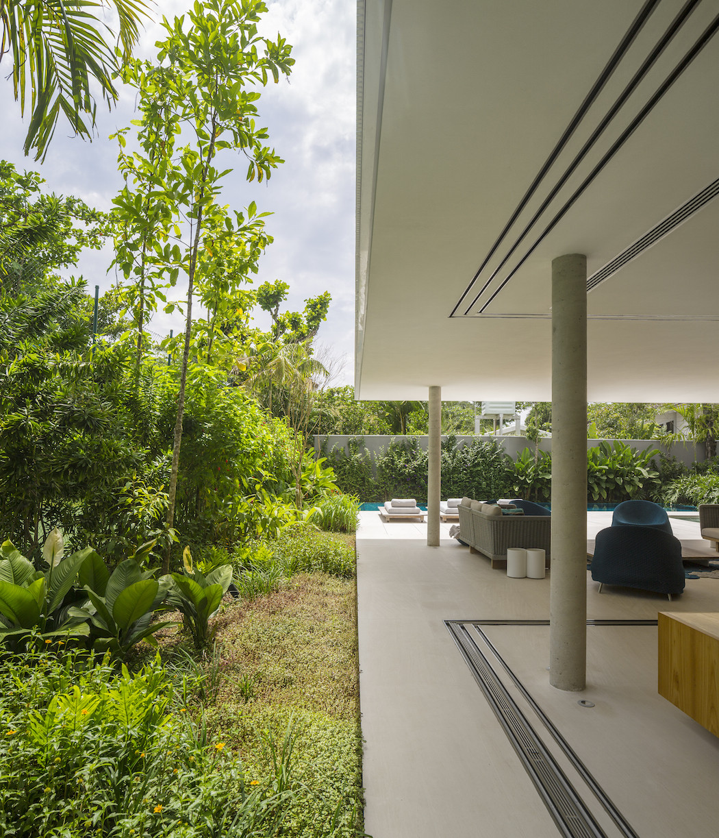 Minimalist concrete casa branca in the tropics  3