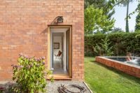 modenr-brick-home-that-merges-with-the-garden-10