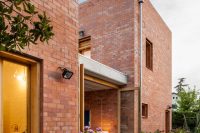 modenr-brick-home-that-merges-with-the-garden-11