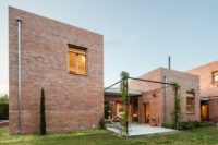 modenr-brick-home-that-merges-with-the-garden-12