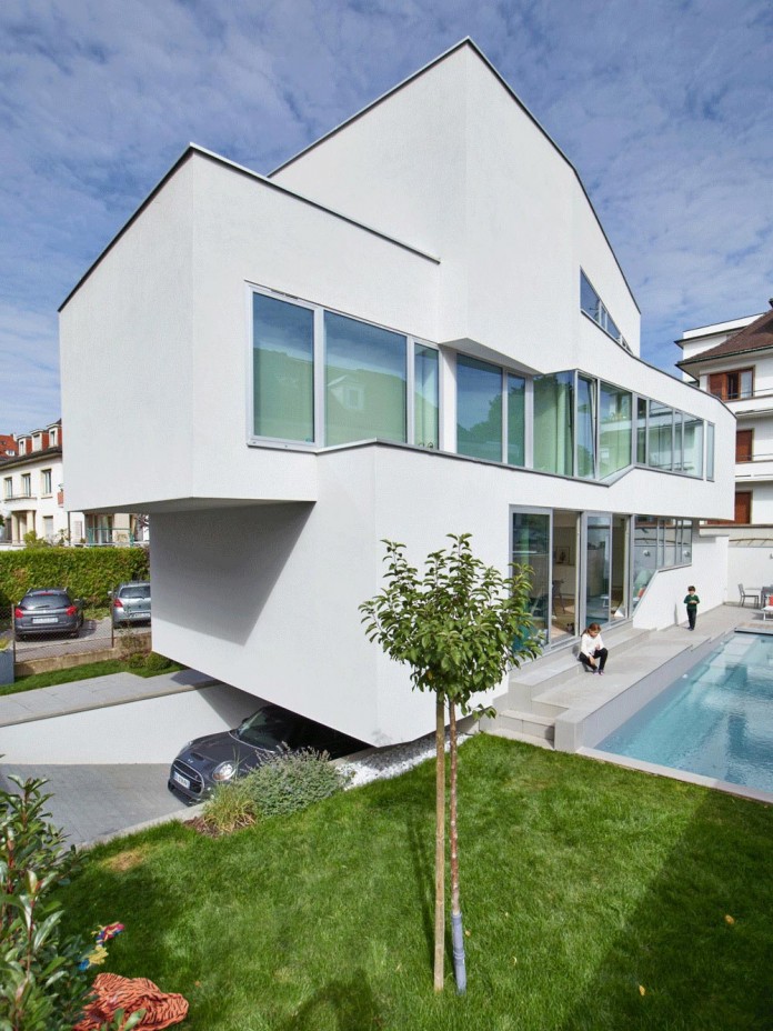 Modern home made of three irregularly shaped volumes  2