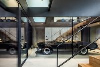 modern-house-with-a-retro-car-as-a-focal-point-4