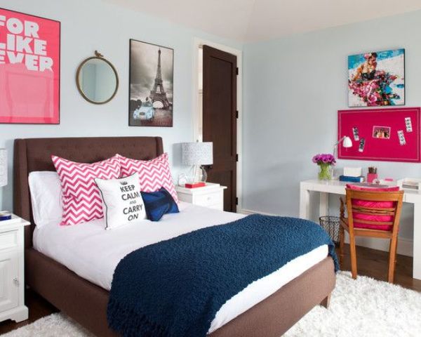a vivacious teen girl bedroom with hot pink and navy touches, a chocolate brown bed and a fun gallery wall