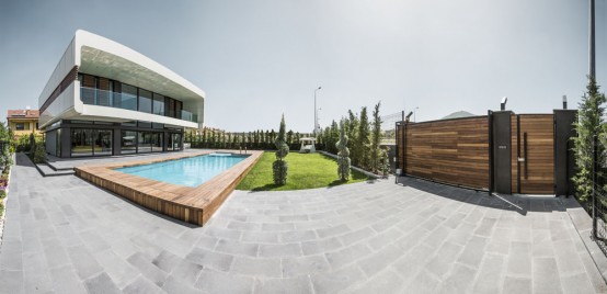 Modern Turkish City Home Design With Glass Walls