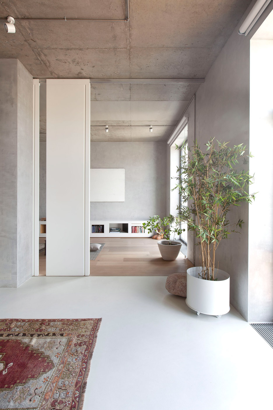 Modern zen moscow apartment with an inner garden  6