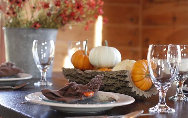 A wooden log with some bright pumpkins is a great last minute centerpiece to rock for Thanksgiving