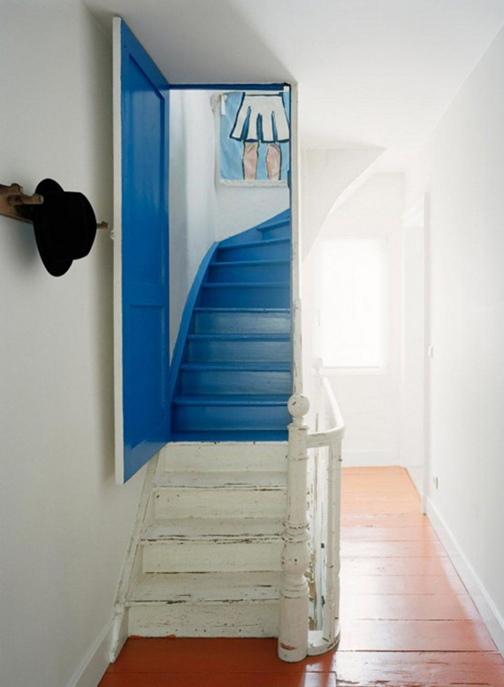A nautical staircase with color blocking   blue and white, with a bold blue door is a lovely and shabby chic idea