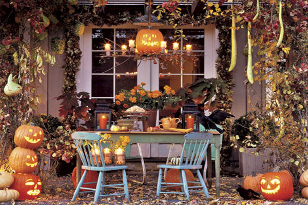 Faux crows, glowing jack-o-lanterns, fall blooms and dried leaves are things you need to make a spectacular Halloween display.
