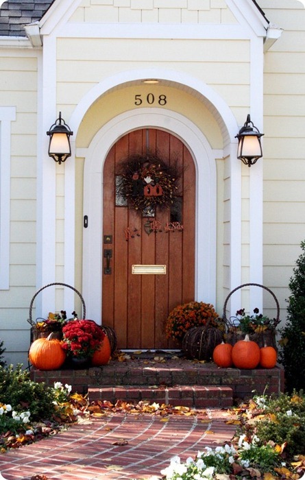 Dried twigs, pumpkins and late blooms is a perfect combo for any kind of outdoor decorations.