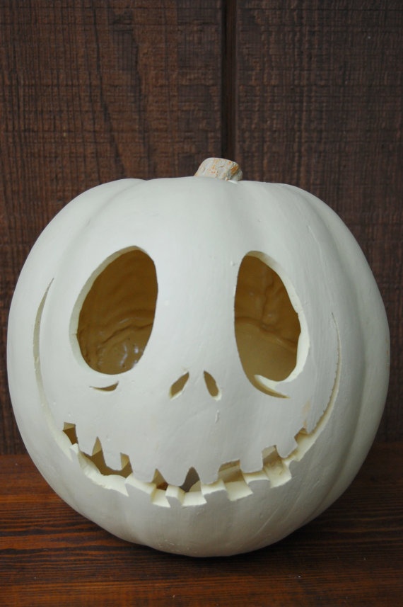 A beautiful and elegant white jack o lantern is a cool solution to style your white Halloween party