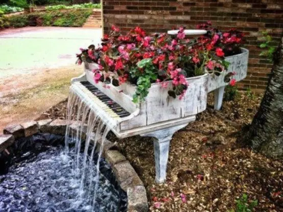 That's how you create a really unique waterfall combined with a garden container.