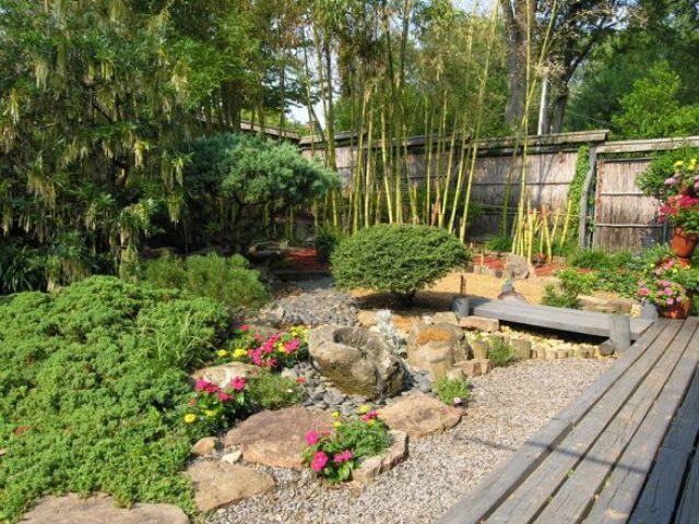Pebbles, rocks, greenery, blooms and bamboo for a Japanese style yet European garden thanks to blooming plants