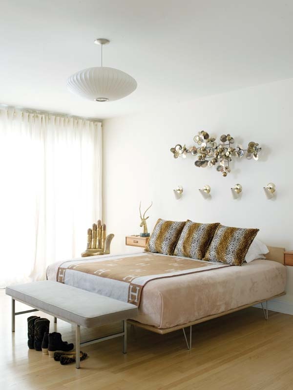 A neutral wooden bed with hairpin legs and floating wooden nigthstands for a stylish mid century modern space