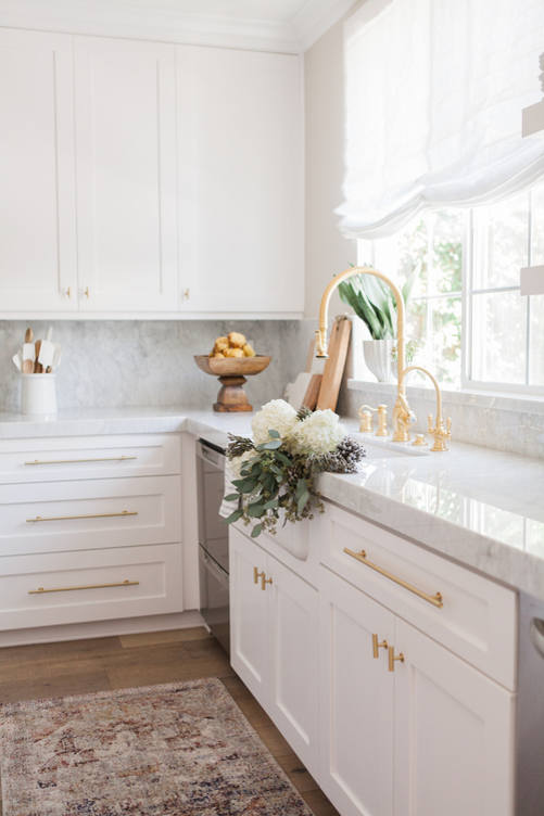 Simple yet refined white kitchen design  3