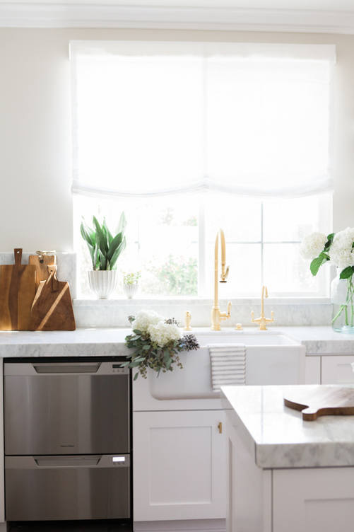 Simple yet refined white kitchen design  4