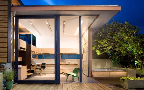Small Fully Functional Home Office in a Courtyard