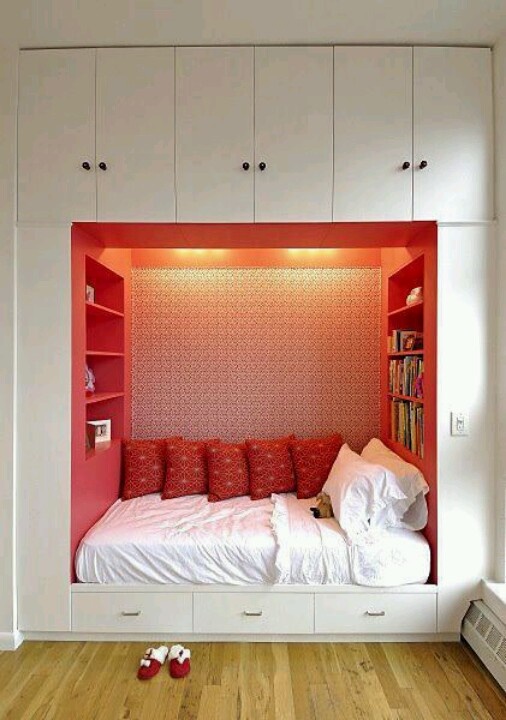 That's what we could call an unique storage bed. It occupies every inch of space in a niche and provide lots of space for your belongings.