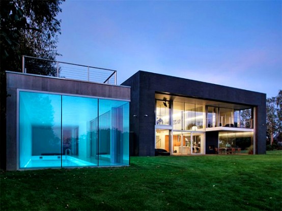 Modern House That Become a Bunker When an Owner Isn’t Home