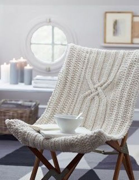 a butterfly chair with a white knit cover is an ultimate piece for cold falls and winters, and you can DIY such a cover yourself