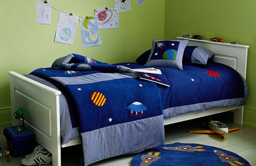 Space-Inspired bedding set is one of those things that could make your son happy.